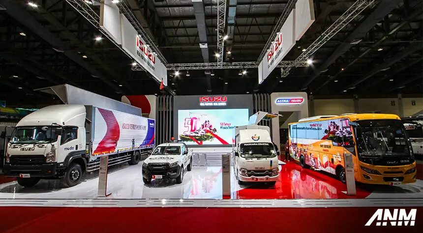 At the Gaikindo Indonesia International Commercial Vehicle Expo (GIICOMVEC) 2024, Isuzu participated with the theme 50 tahun isuzu Terus Menemani